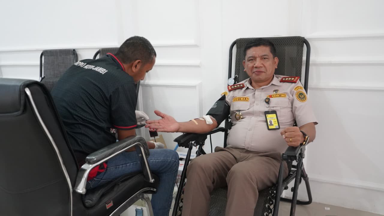 alt="Petugas Balai Karantina Jambi memberikan vaksinasi rabies gratis kepada hewan peliharaan warga"