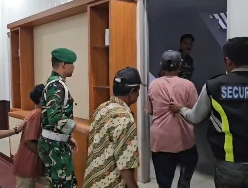 alt="Danrem 042 Gapu Brigjen TNI Nyamin memberikan keterangan pers terkait penangkapan pembakar hutan di Jambi"