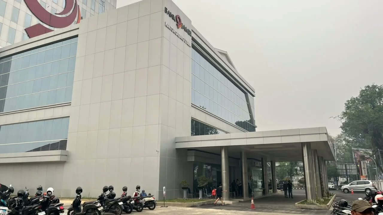 alt="Gedung Baru Kantor Cabang Utama KCU Bank Jambi di Jalan Ahmad Yani Telanaipura Jambi"