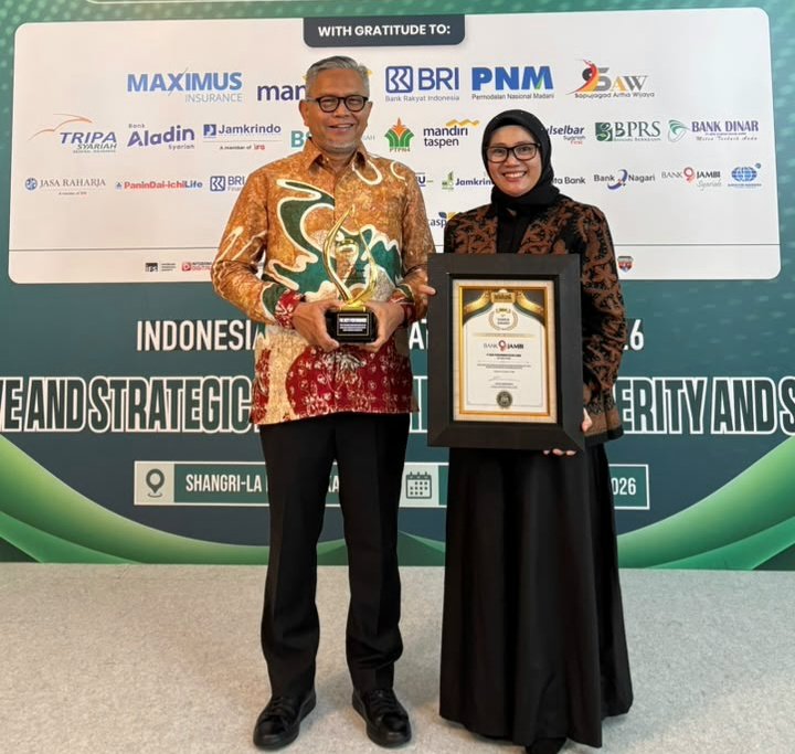 alt="Manajemen Bank Jambi menerima penghargaan 15th Infobank Sharia Award 2026 di Hotel Shangri-La Jakarta"