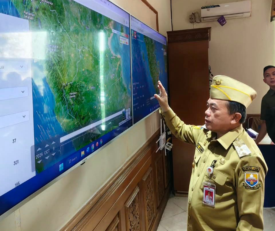 Gubernur Jambi Al Haris memantau pergerakan titik api dan arah angin melalui monitor SiPongi di Posko Udara Satgas Karhutla Provinsi Jambi.