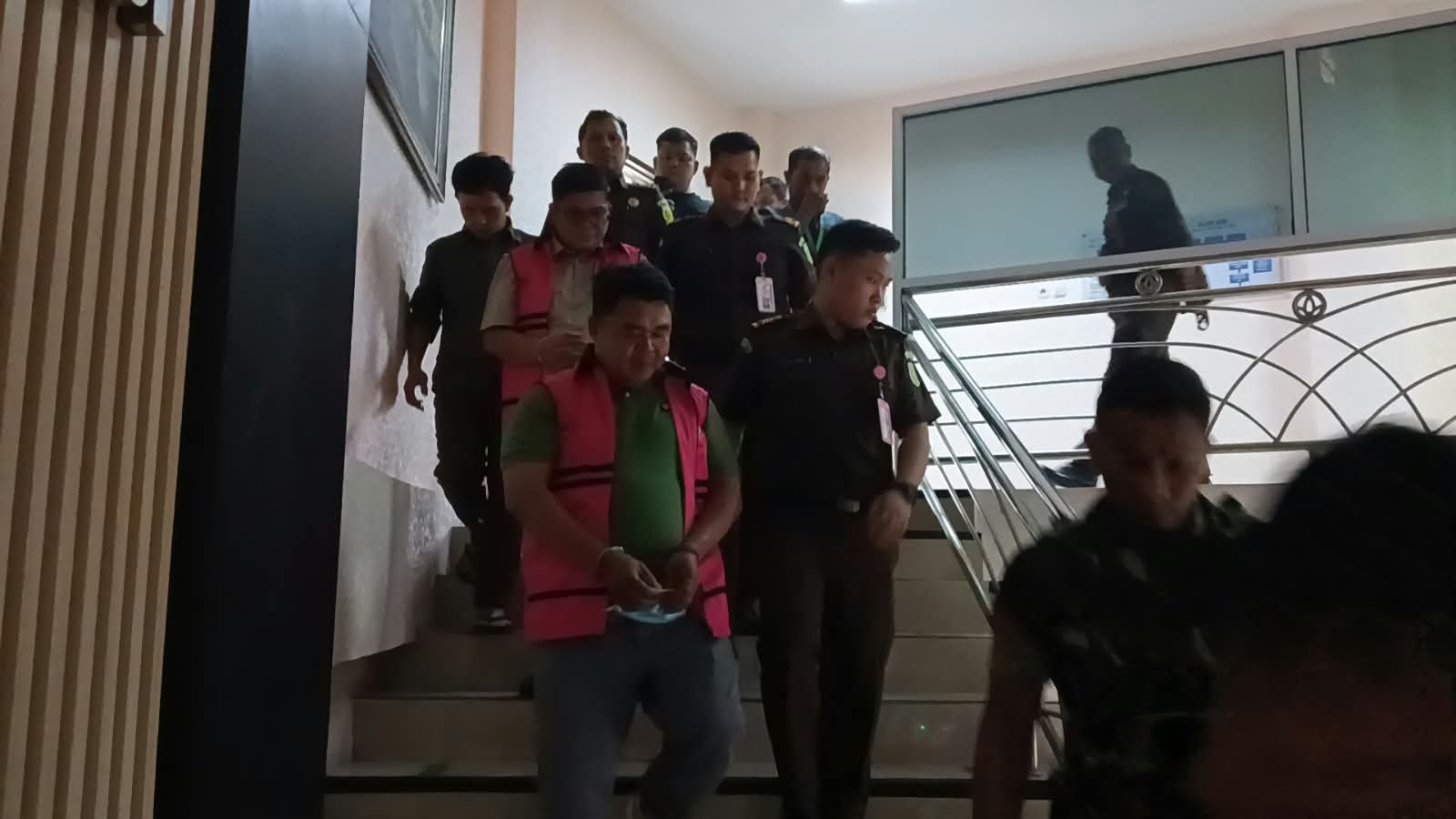 Penyidik Kejati Jambi menetapkan enam tersangka kasus dugaan korupsi anggaran Sekretariat DPRD Merangin