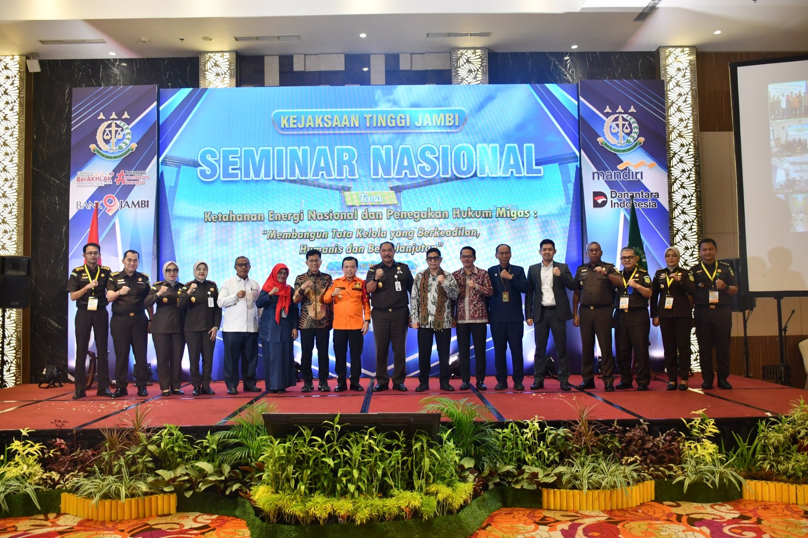 Seminar nasional Kejati Jambi membahas ketahanan energi nasional dan penegakan hukum migas di Hotel BW Luxury Jambi.