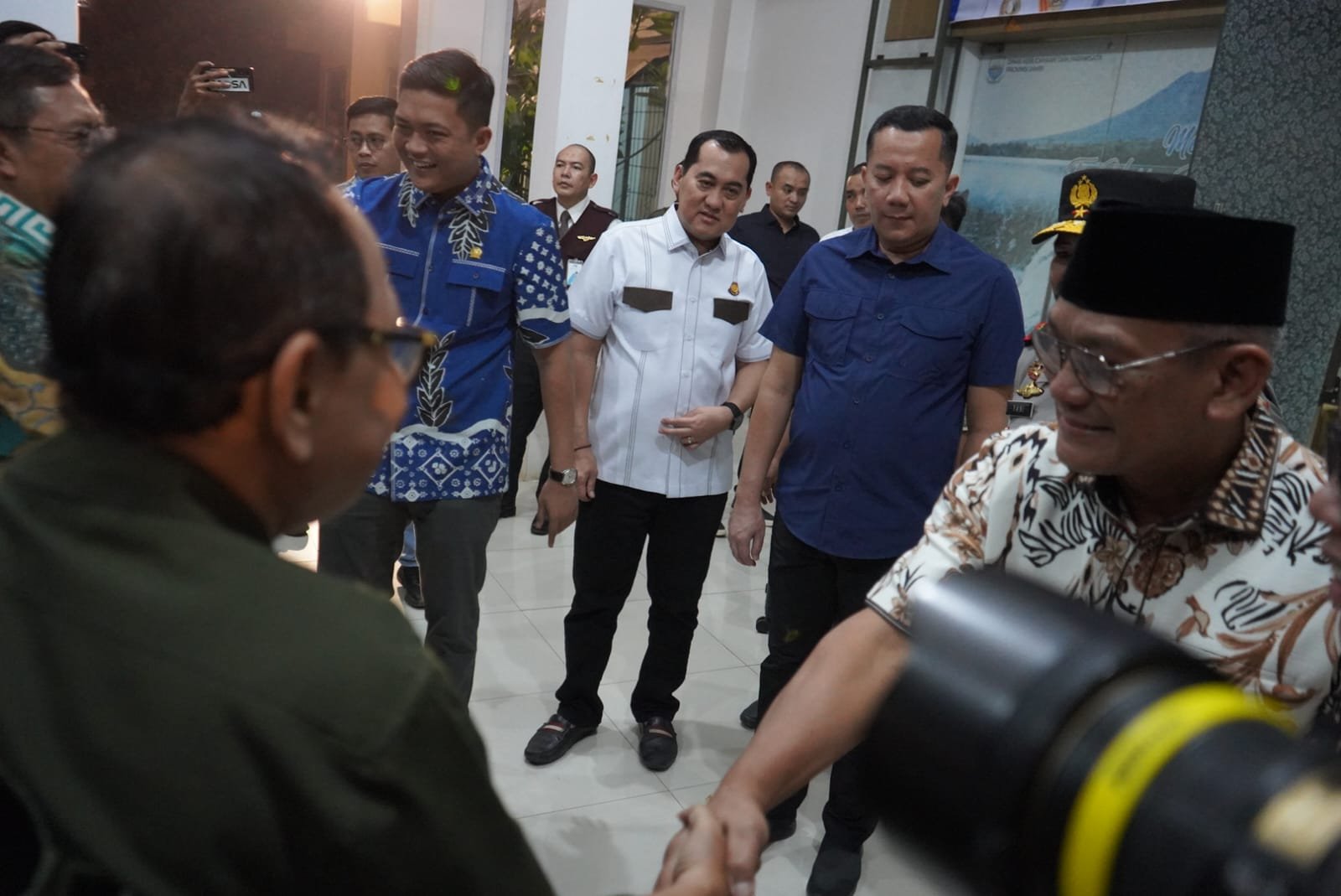 Asisten I Setda Provinsi Jambi John Eka Powa menyambut rombongan BAM DPR RI di VIP Bandara Sultan Thaha Jambi.