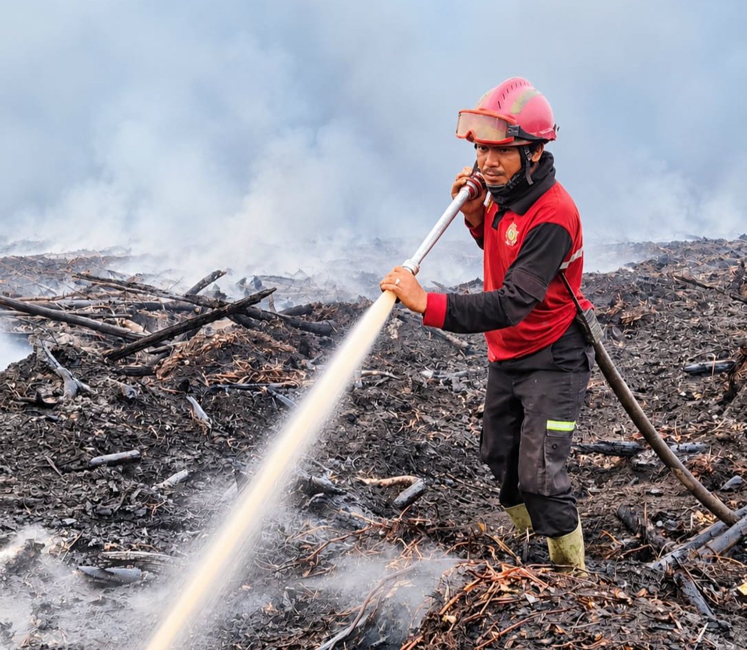 David Juntara Harahap, petugas pemadam kebakaran hutan dan lahan di Jambi, yang harus berjauhan dari istri dan bayi perempuannya.