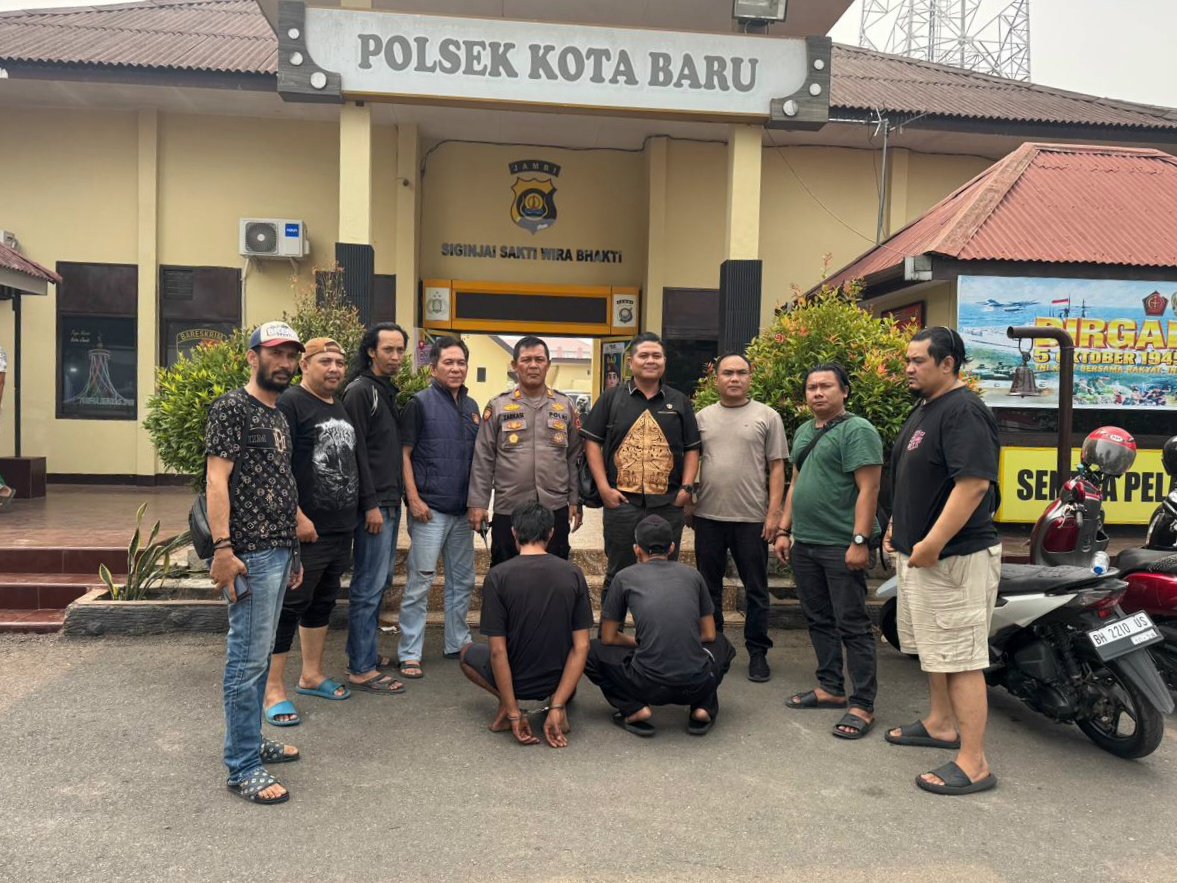 Polisi mengamankan dua terduga pelaku pembobolan pipa minyak Pertamina di Kota Jambi