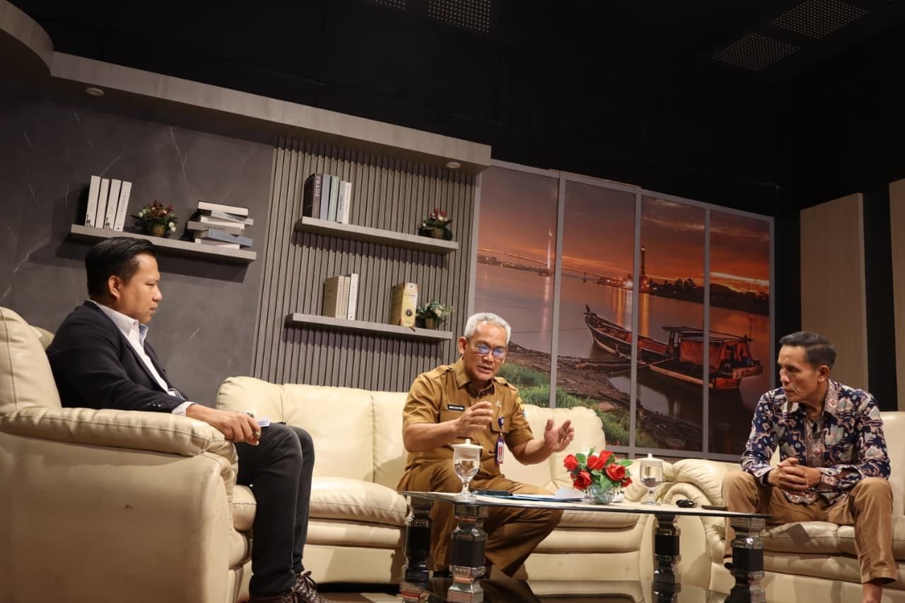 Plt Kadis Kominfo Provinsi Jambi John Eka Powa dan wartawan senior Mursyid Sonsang menjadi narasumber dialog literasi digital di TVRI Jambi.