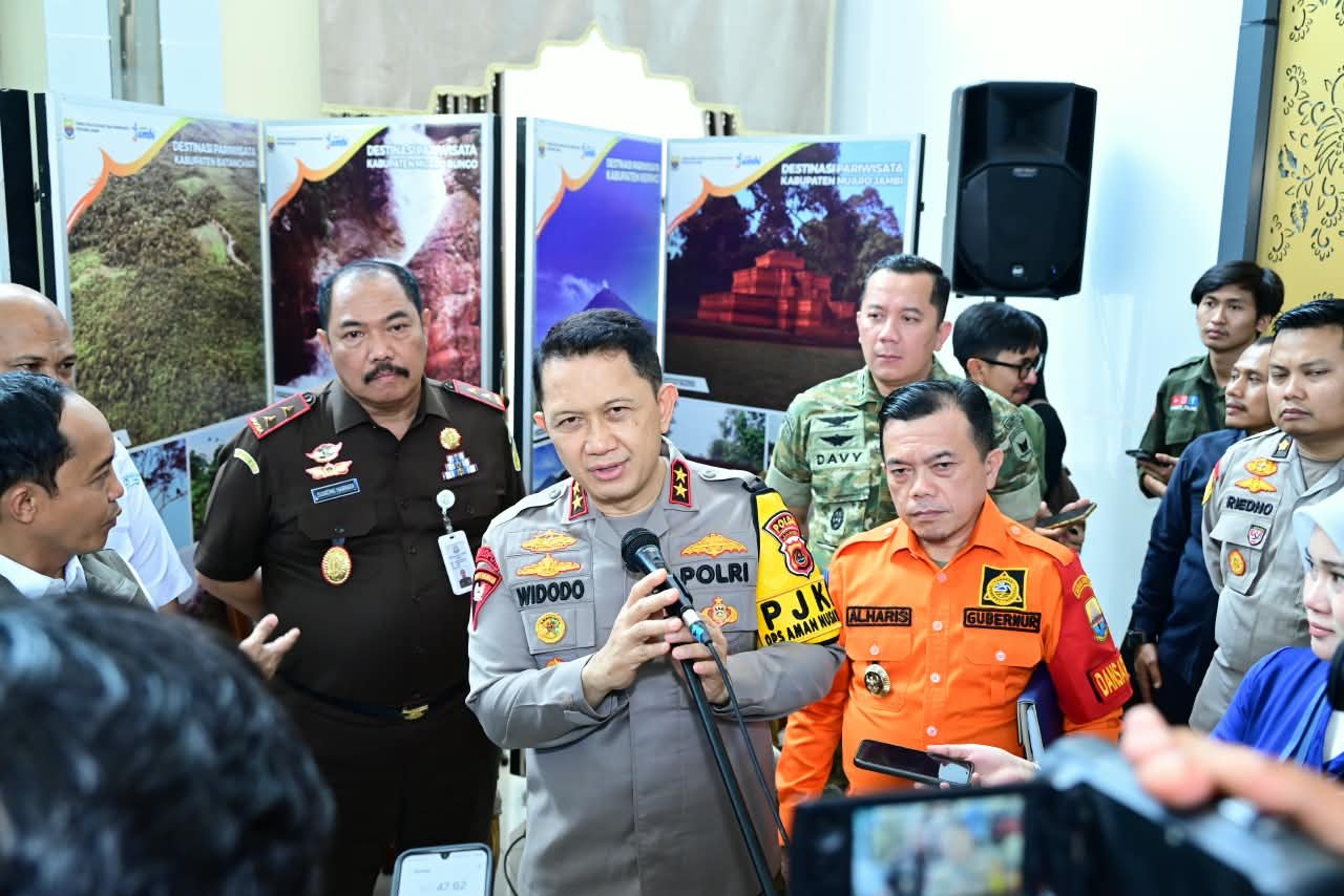 Kapolda Jambi Irjen Pol Widodo menghadiri koordinasi lintas sektor penanganan karhutla bersama Menteri Kehutanan dan Forkopimda di Jambi.