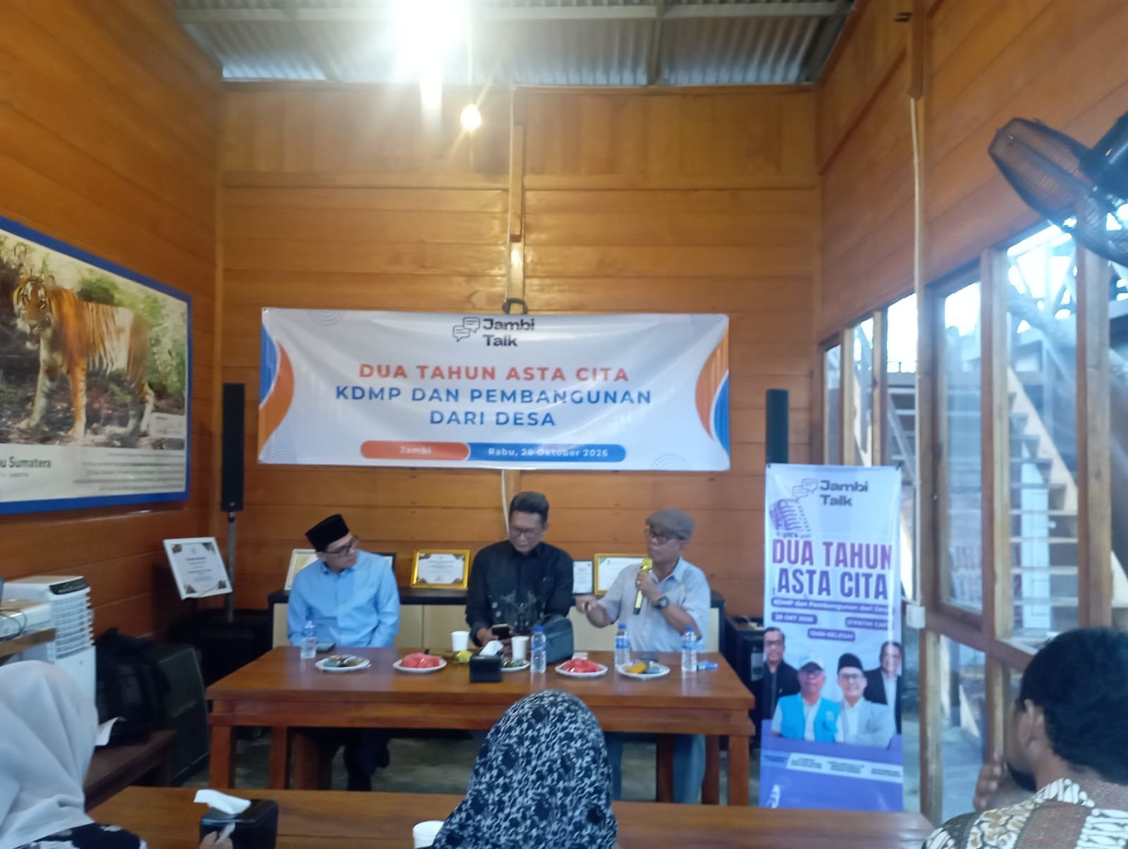 Diskusi publik Jambi Talk mengenai Koperasi Desa Merah Putih dan pembangunan dari desa di Kota Jambi