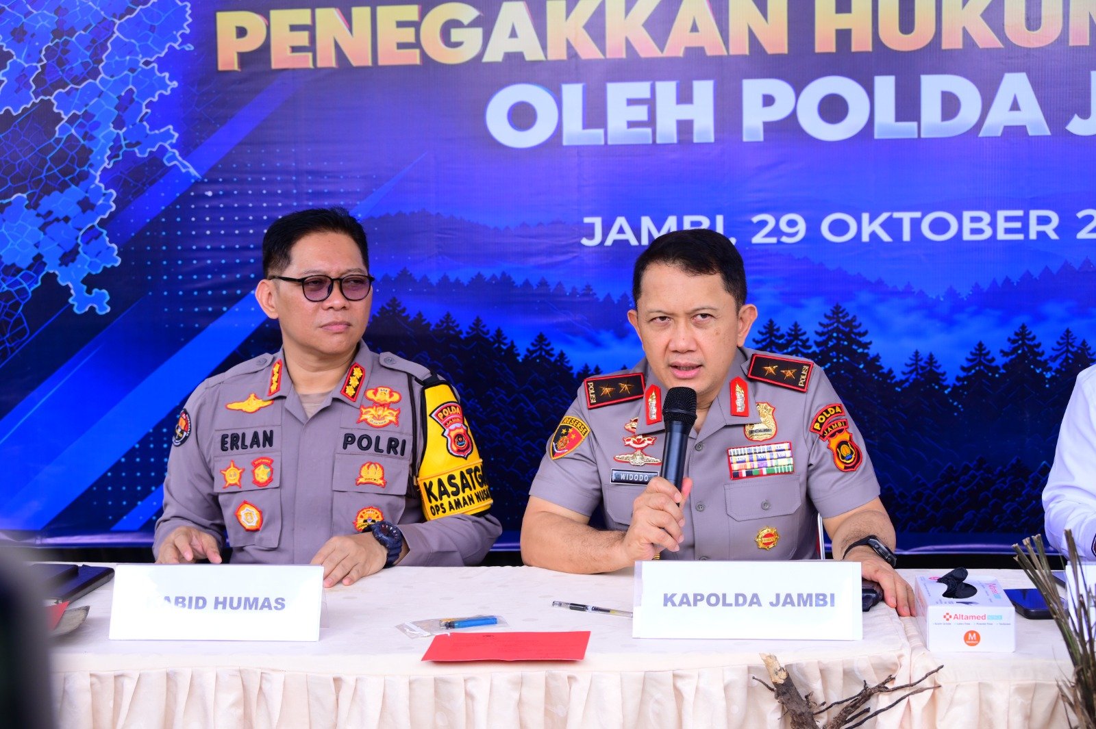 Kapolda Jambi Irjen Pol Widodo menyampaikan pengungkapan kasus kebakaran hutan dan lahan dalam konferensi pers di Polda Jambi