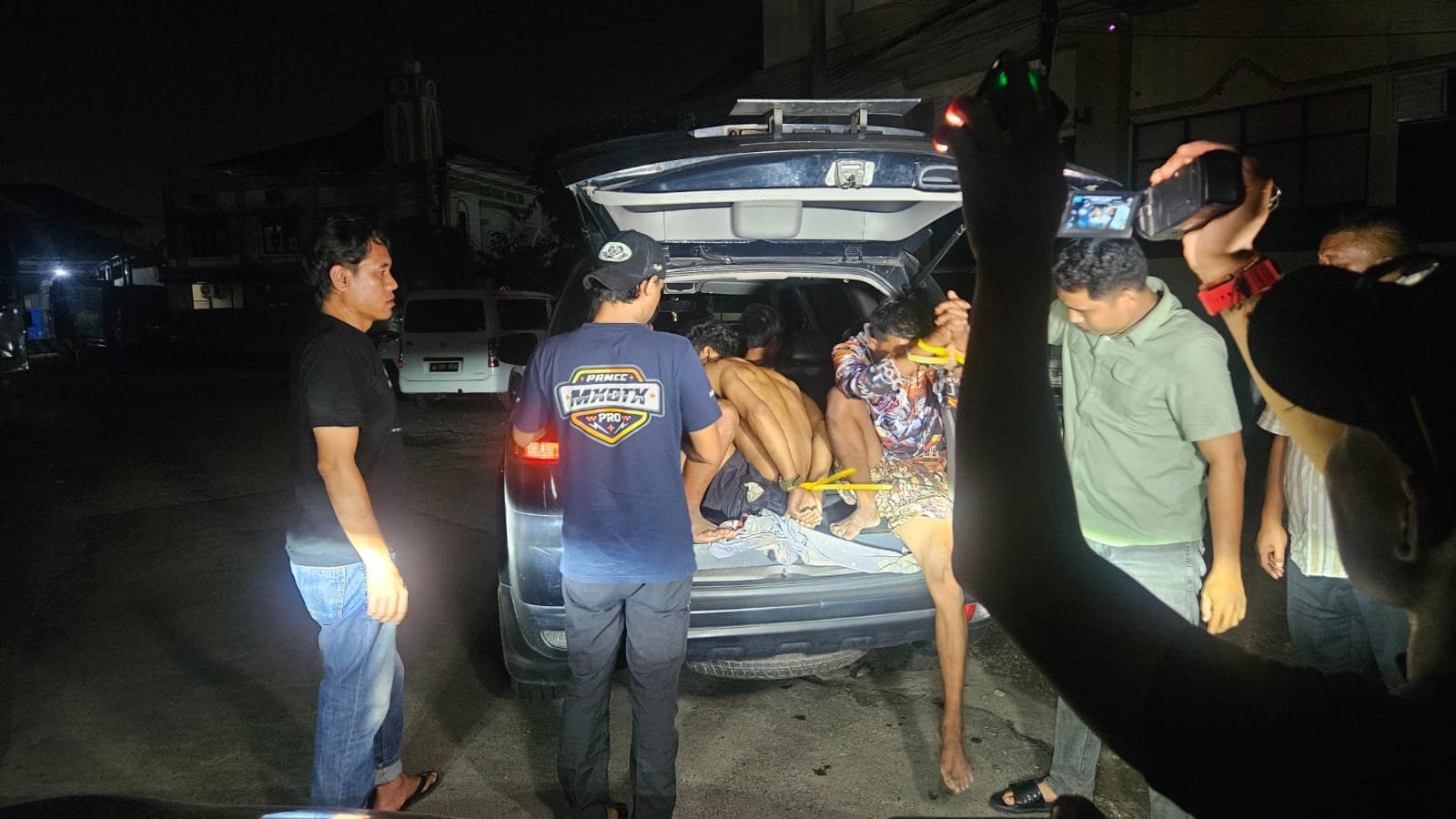 Petugas Polres Merangin mengamankan delapan warga SAD yang diduga terlibat penyerangan Mako Polres Merangin