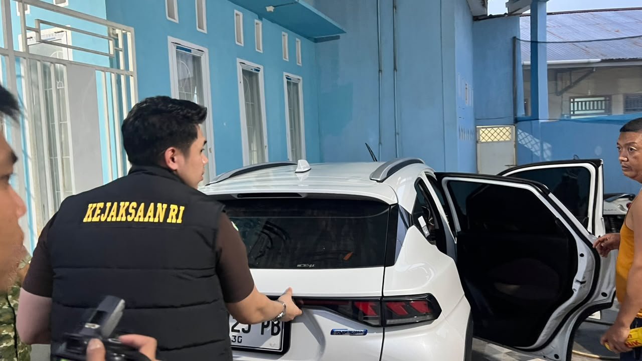 Tim penyidik Pidsus Kejati Jambi melakukan penggeledahan dan penyitaan barang bukti terkait dugaan korupsi anggaran Sekretariat DPRD Merangin.