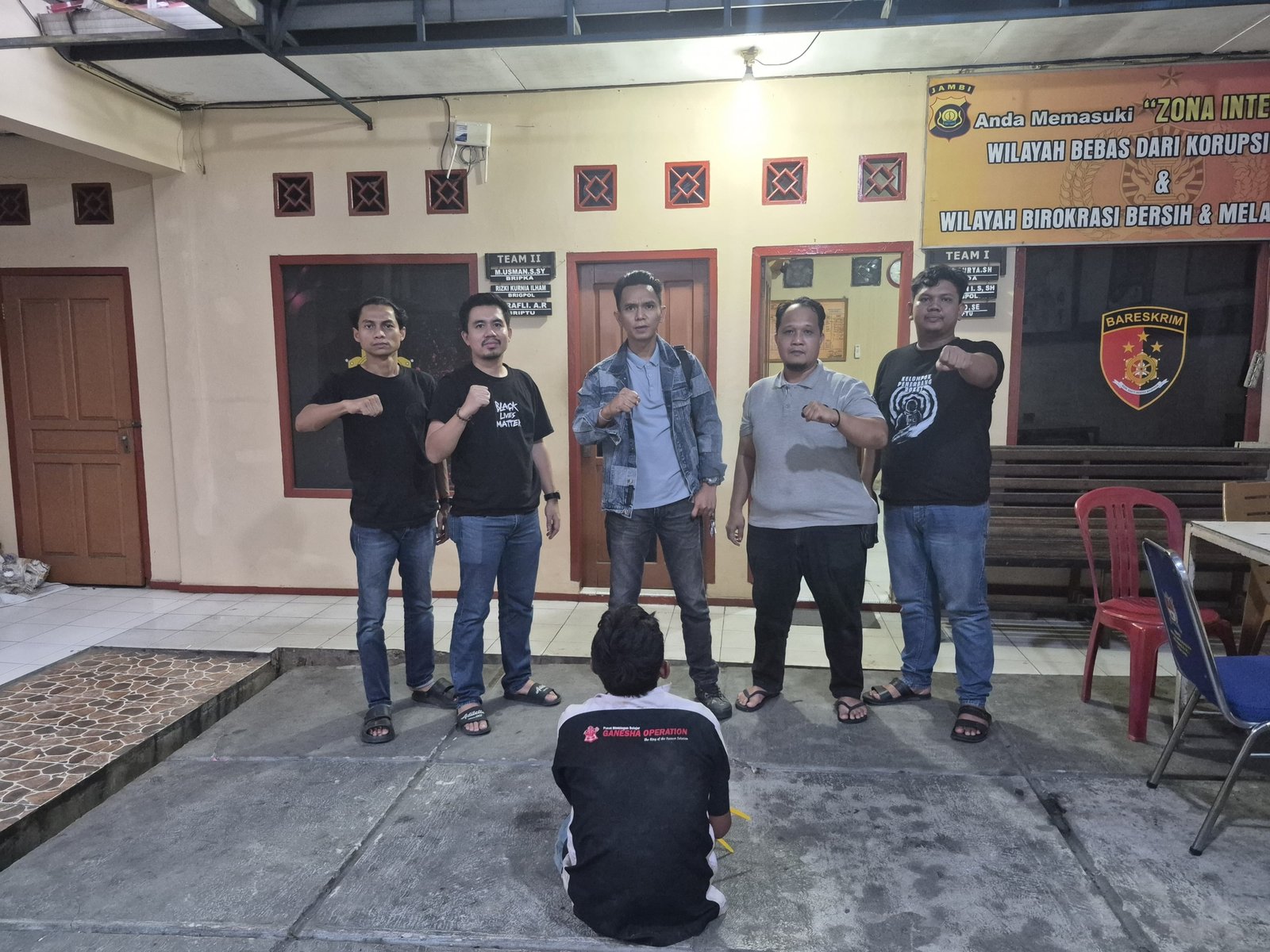 Petugas Polsek Jelutung mengamankan terduga pelaku percobaan pencurian di Cafe Foresthree, Kota Jambi.